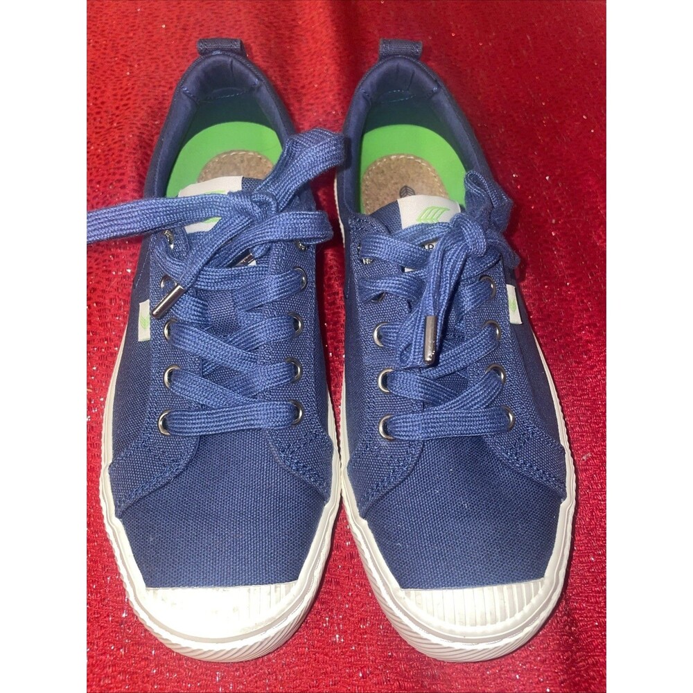 Cariuma Sneaker Size 8 Women 6.5 Men Navy
